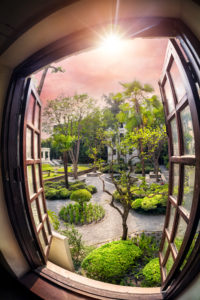 Vista desde la ventana abierta al oasis del jardín de los sueños en Katmandú, Nepal