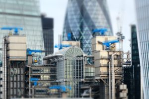 Foto miniaturizada de edifícios no distrito financeiro de Londres