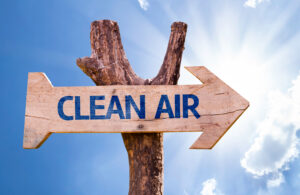 Cartel que muestra el camino hacia el aire limpio. Se inició la capacitación de trabajadores de la salud en el cuarto Día Internacional del Aire Limpio para un cielo azul