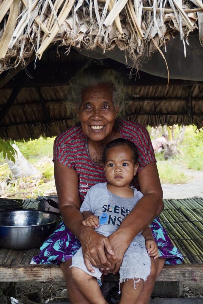 Jóvenes de Kiribati demuestran resiliencia climática en la isla de Marakei.