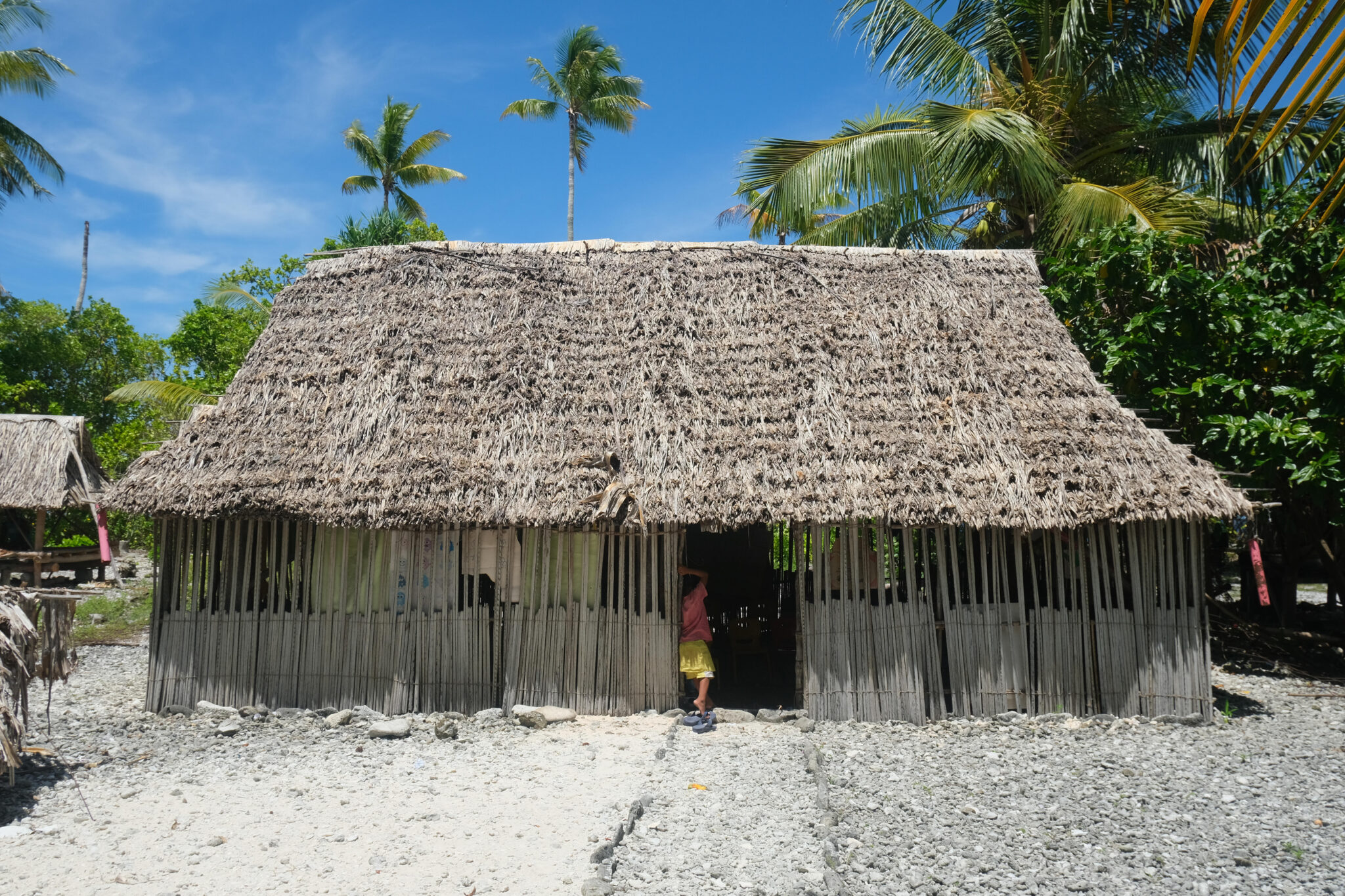 Jóvenes de Kiribati demuestran resiliencia climática en la isla de Marakei.